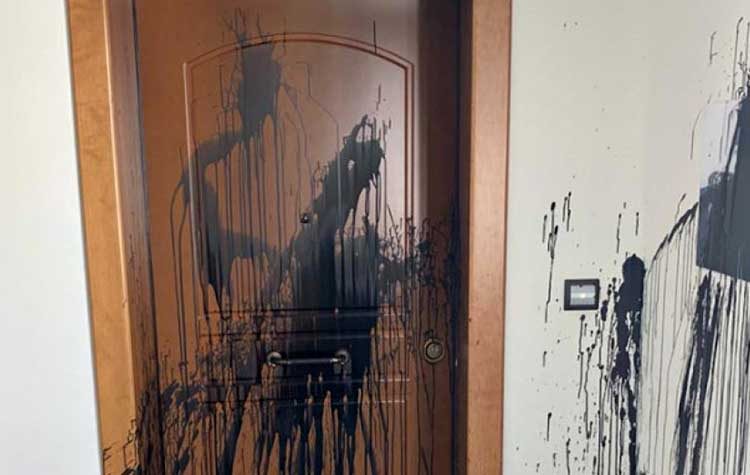 Ρουβίκωνας: Εισβολή στο πολιτικό γραφείο της Νίκης Κεραμέως