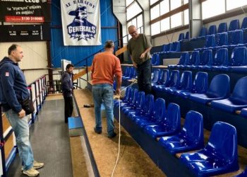 Ανατομικά καθίσματα από τον Δήμο στο κλειστό γήπεδο Παπάγου