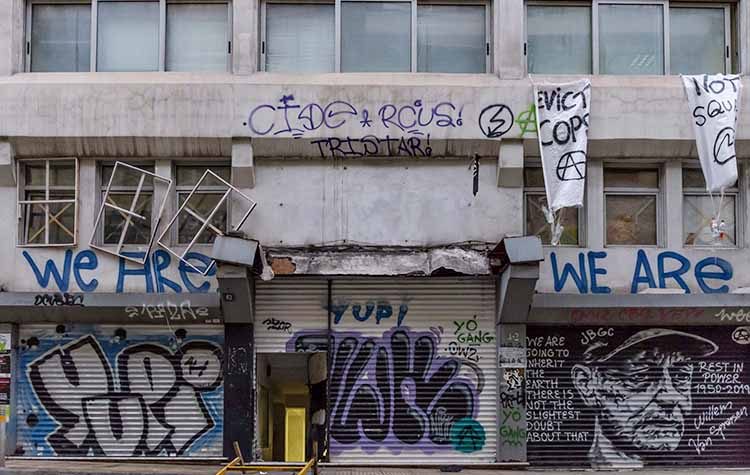 Εξάρχεια: Eκκένωση του κτιρίου στην Μπουμπουλίνας - Βρέθηκαν 138 αλλοδαποί