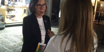 Στο ένα χέρι το τιμόνι, στο άλλο το… ποτήρι όλο και περισσότεροι οδηγοί