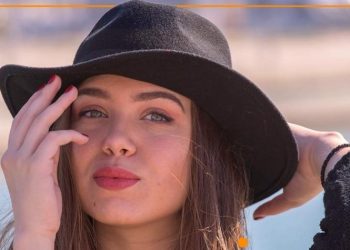 Η Νικόλ Σαραβάκου με «σημείο αναφοράς» το δημαρχείο Παπάγου - Χολαργού