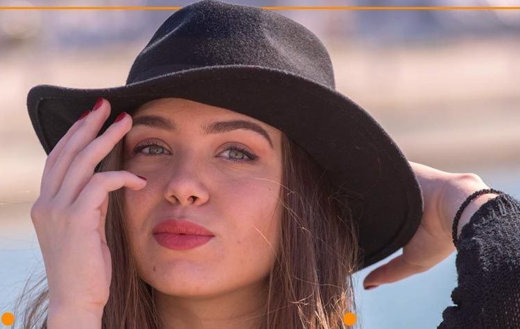 Η Νικόλ Σαραβάκου με «σημείο αναφοράς» το δημαρχείο Παπάγου - Χολαργού