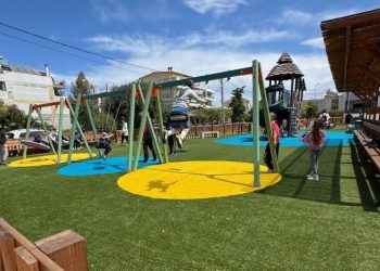 Διαθέσιμη για το κοινό η παιδική χαρά στα Πευκάκια