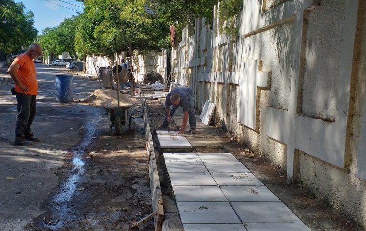 Μιχάλης Καυγαλάκης: «Συνεχίζονται οι εργασίες κατασκευής πεζοδρομίων στη Νέα Ερυθραία»