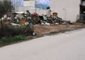 Παρέμβαση από τον Δήμο για τα σκουπίδια στη γωνία Χελμού – Πλακεντίας