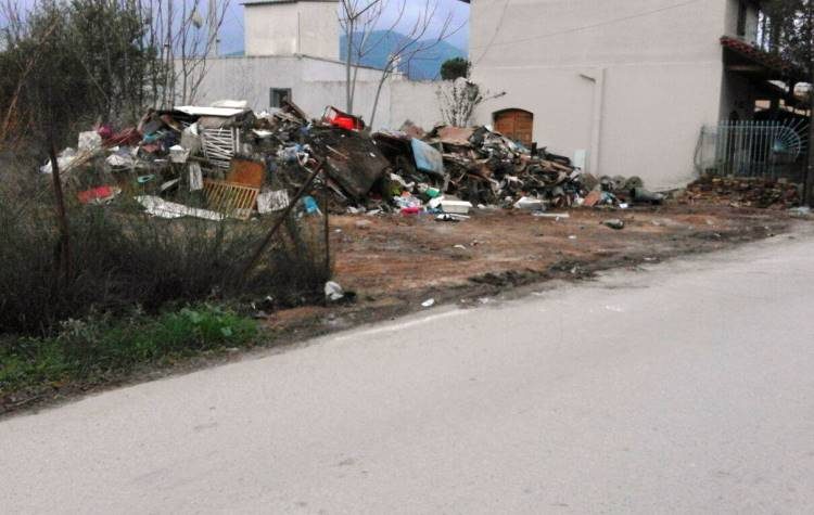 Παρέμβαση από τον Δήμο για τα σκουπίδια στη γωνία Χελμού – Πλακεντίας