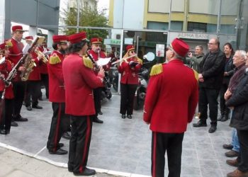 Γιορτινές μελωδίες και ευχές «πλημμύρισαν» το δημαρχείο