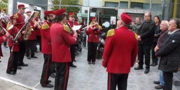 Γιορτινές μελωδίες και ευχές «πλημμύρισαν» το δημαρχείο