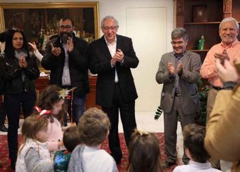 Μαθητικά κάλαντα στον δήμαρχο Αμαρουσίου Θεόδωρο Αμπατζόγλου