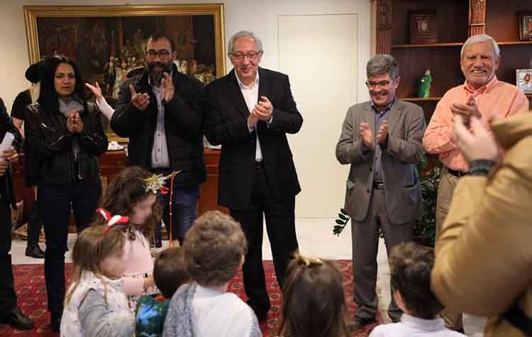 Μαθητικά κάλαντα στον δήμαρχο Αμαρουσίου Θεόδωρο Αμπατζόγλου