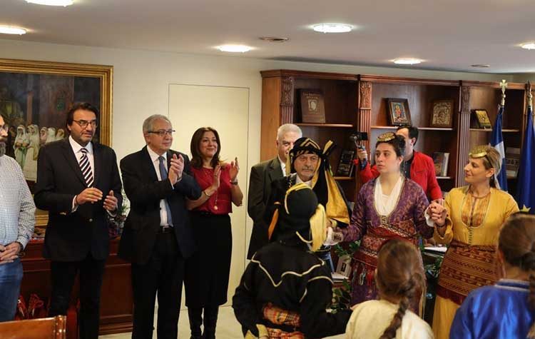 Kάλαντα από ΚΑΠΗ και συλλόγους στον δήμαρχο Αμαρουσίου