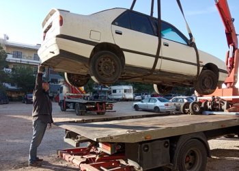 Συνεχίζεται η απομάκρυνση εγκαταλελειμμένων οχημάτων από τον Δήμο