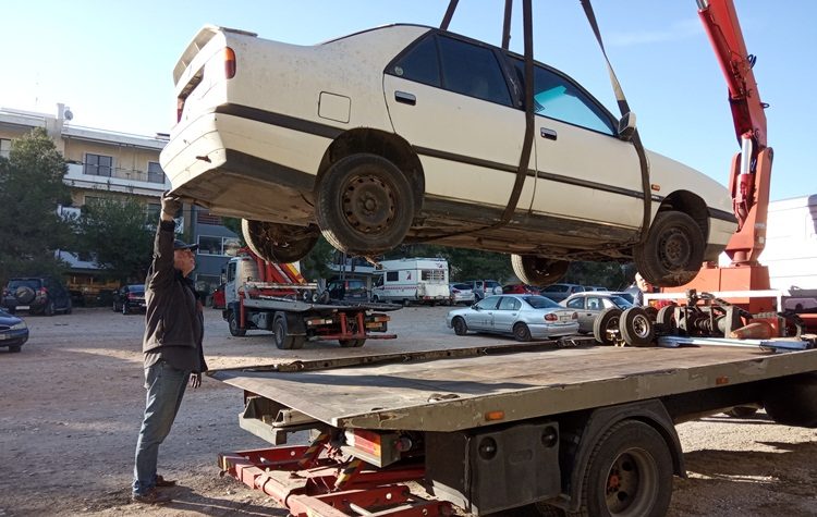 Συνεχίζεται η απομάκρυνση εγκαταλελειμμένων οχημάτων από τον Δήμο