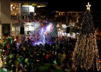 Φωταγωγήθηκε το χριστουγεννιάτικο δέντρο της Κηφισιάς