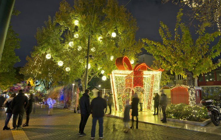 O Δήμος ανάβει το δέντρο και φωτίζει την πόλη