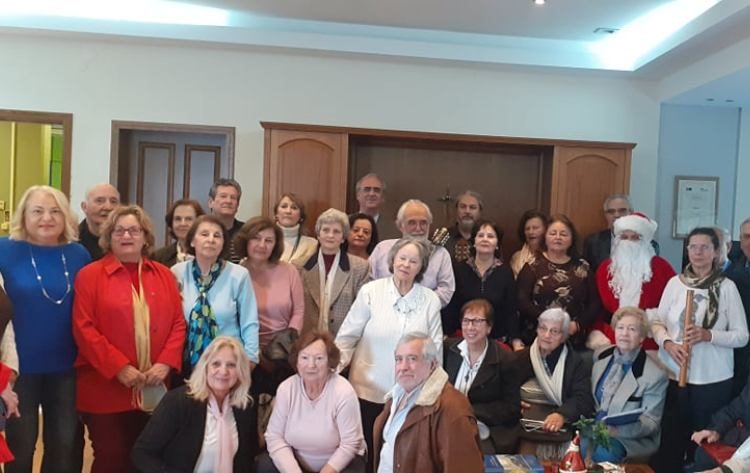 Η χορωδία των ΚΑΠΗ έψαλε τα κάλαντα στον Γιώργο Θωμάκο