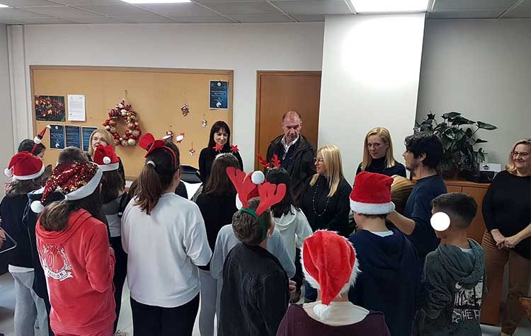 Οι μαθητές του 4ου Δημοτικού Μελισσίων είπαν τα κάλαντα στην Δήμαρχο