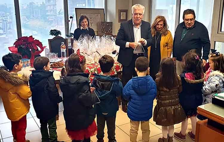 «Πλημμύρισε» με κάλαντα και… τρόφιμα το Δημαρχείο της πόλης