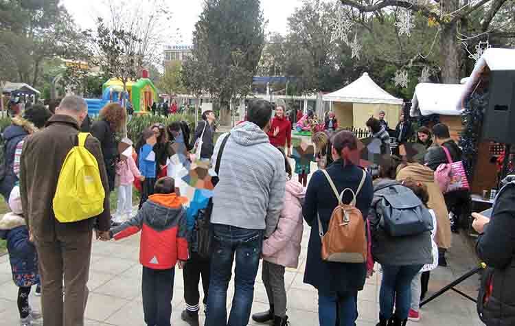 Χριστουγεννιάτικη μαγεία και στην πλατεία Αγίας Λαύρας στο Μαρούσι