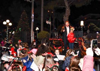 Άναψε το Χριστουγεννιάτικο Δέντρο στην Πεύκη