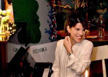 Monika: Μια μουσική βραδιά με φίλους στην Πλάκα