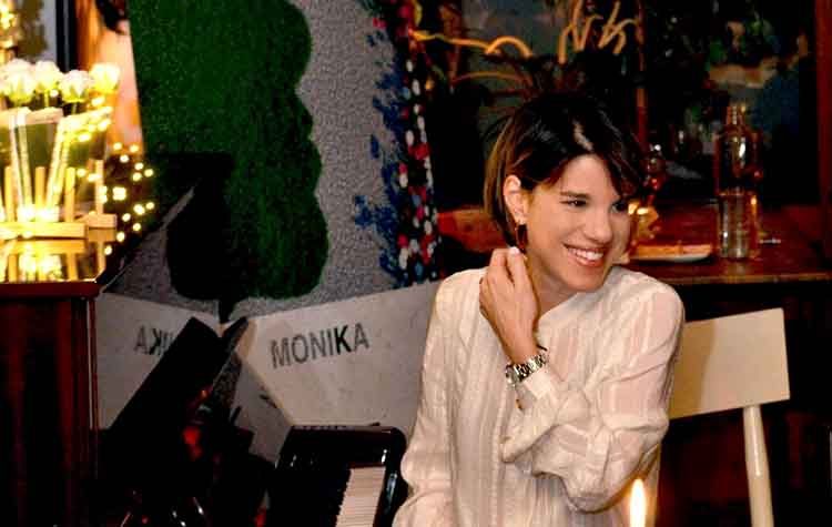 Monika: Μια μουσική βραδιά με φίλους στην Πλάκα