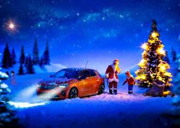 Το Νέο Opel Corsa - e με αναμμένα φώτα στις γιορτές