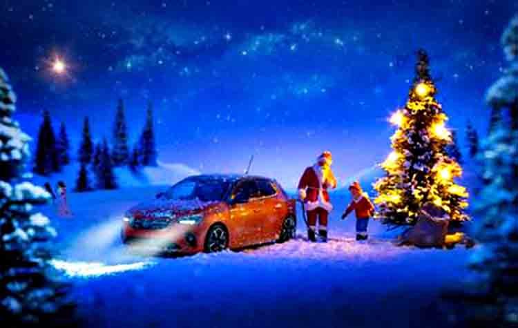 Το Νέο Opel Corsa - e με αναμμένα φώτα στις γιορτές