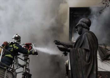 Σοβαρές ζημιές από φωτιά σε πολυκατάστημα του Χολαργού