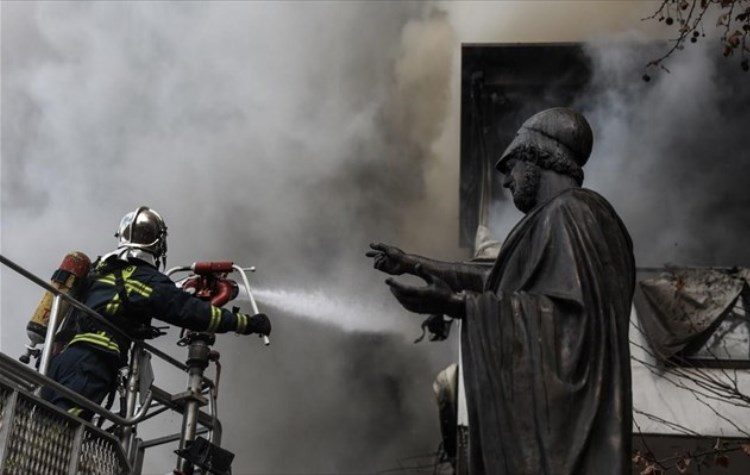 Σοβαρές ζημιές από φωτιά σε πολυκατάστημα του Χολαργού