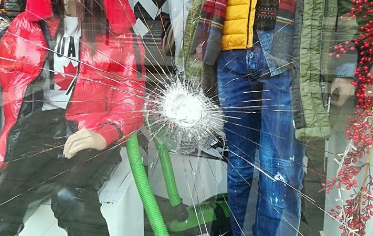 Στόχος επιθέσεων τρία καταστήματα της Αγίας Παρασκευής