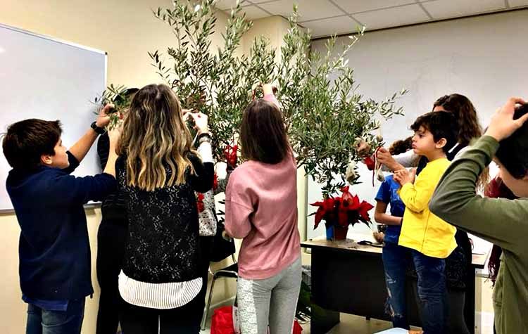 Στολίζοντας την Ειρεσιώνη στο Πολιτιστικό Κέντρο του Δήμου Γαλατσίου