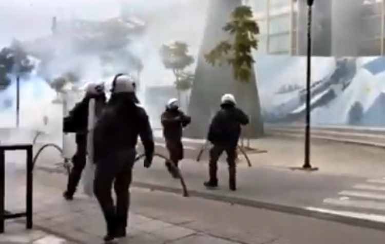 Αντιεξουσιαστές επιχείρησαν να ανακαταλάβουν τη βίλα Κουβέλου - Επεισόδια στον πεζόδρομο της οδού Ερμού