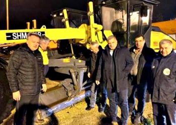 Σε 24ωρη βάση συνεργεία της Περιφέρειας Αττικής εργάζονται για τη διάνοιξη δρόμων