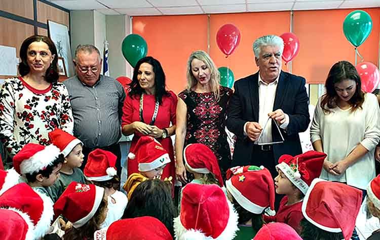 Χριστουγεννιάτικες μελωδίες, δώρα και παιδικές φωνές στο Δημαρχείο