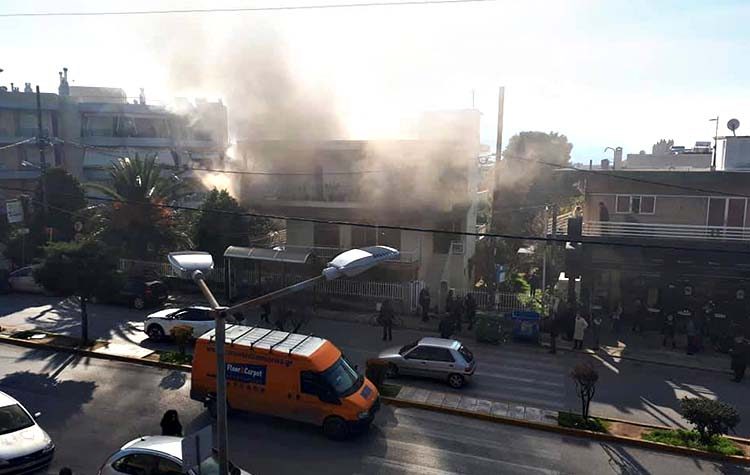 Υπό έλεγχο η φωτιά σε διαμέρισμα στη Λεωφόρο Δημοκρατίας