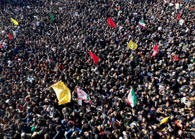 Ιράν: Αναβλήθηκε η ταφή του Σουλεϊμανί - Τουλάχιστον 40 νεκροί