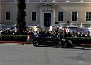 Συγκεντρωμένος κόσμος έξω από το ΣτΕ για το καζίνο