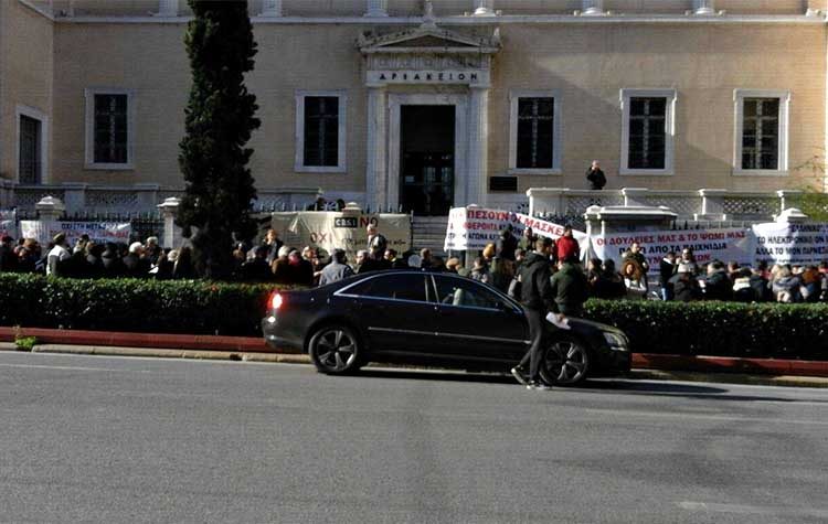 Συγκεντρωμένος κόσμος έξω από το ΣτΕ για το καζίνο
