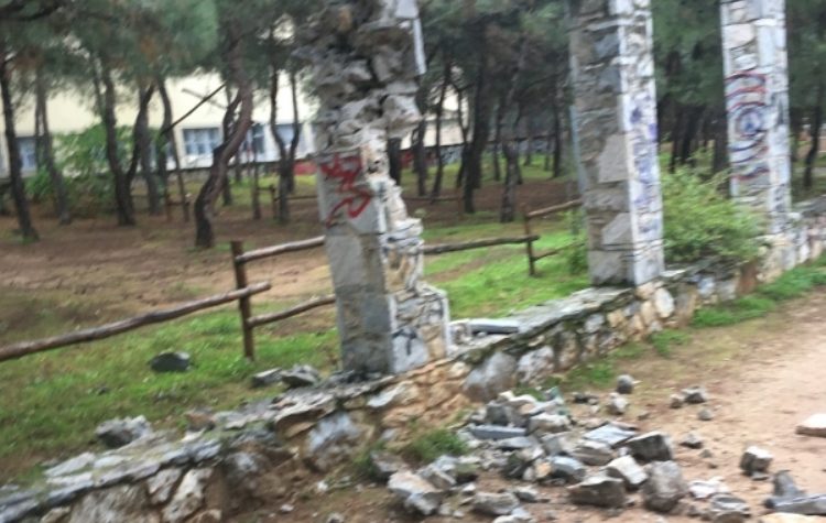 Βανδαλισμοί στο άλσος Χολαργού - Μήνυση από τον Δήμο