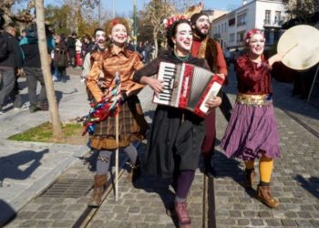 Παιδικά χαμόγελα και λαϊκές μελωδίες στο δημαρχείο