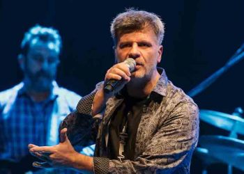 Παράταση παραστάσεων για τον Φοίβο Δεληβοριά στο «Κύτταρο»