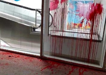 Επίθεση με βαριοπούλες και μπογιές σε κατάστημα παιχνιδιών