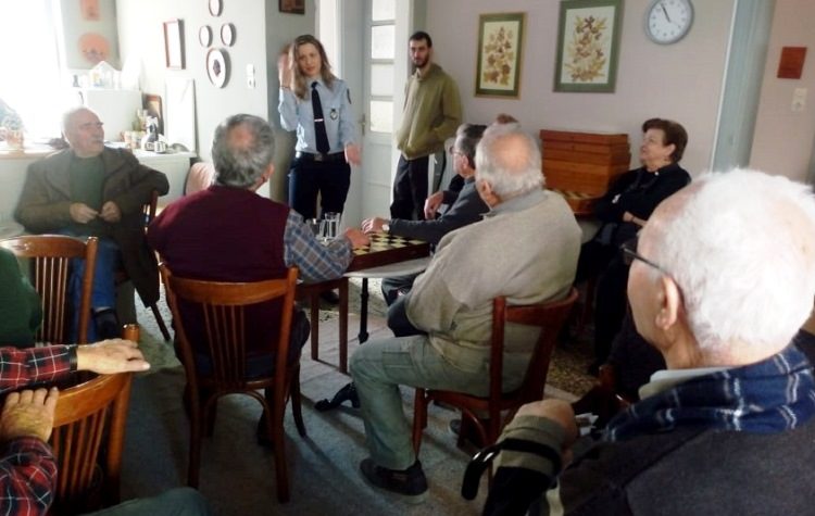 Ενημερωτικό «παρών» των αστυνομικών της γειτονιάς στα ΚΑΠΗ