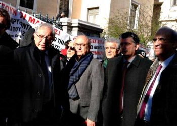 Συγκεντρωμένος κόσμος έξω από το ΣτΕ για το καζίνο