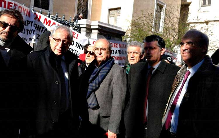 Συγκεντρωμένος κόσμος έξω από το ΣτΕ για το καζίνο