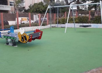 Νέα δάπεδα και παιχνίδια σε δύο παιδικές χαρές του Δήμου