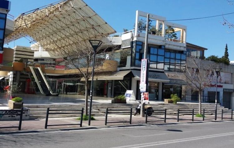 Κλειστά μαγαζιά, έρημοι δρόμοι στην Αγία Παρασκευή