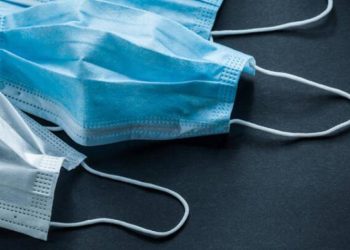 Πεταμένες χρησιμοποιημένες μάσκες και γάντια στην οδό Αγίου Ιωάννου!