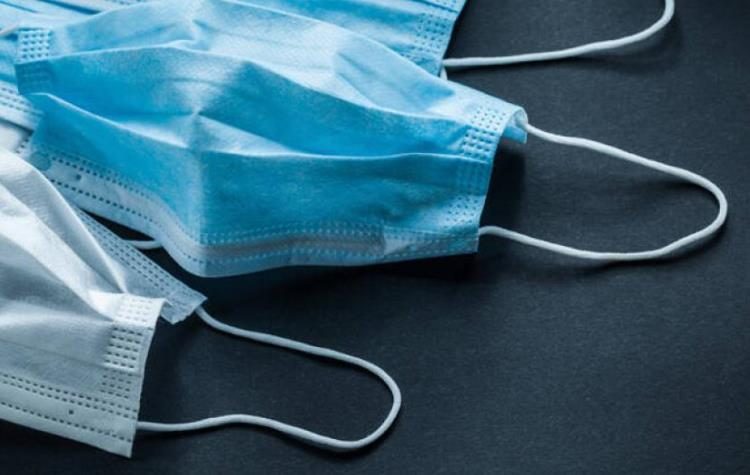 Πεταμένες χρησιμοποιημένες μάσκες και γάντια στην οδό Αγίου Ιωάννου!